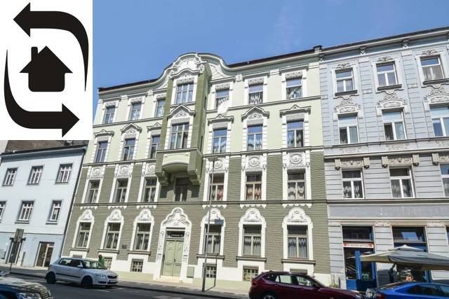 Historická budova na ulici Medená v Bratislavě - Starém Městě, fasáda zdobená ornamenty.