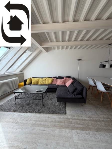 Obývací pokoj s podlahou s dřevěným dekorem, pohovkou a jídelním stolem ve 4-pokojovém bytě.