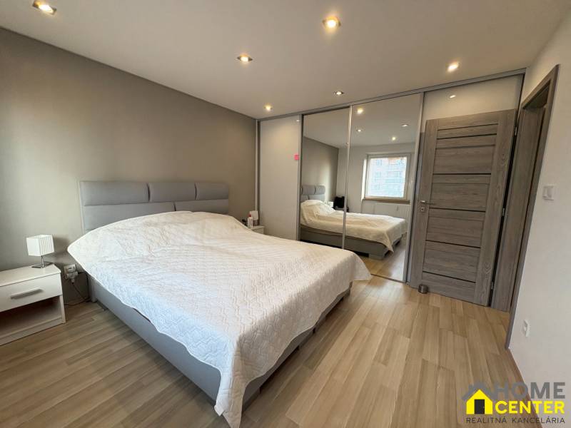 Ložnice v 2-pokojovém bytě s podlahou s dřevěným dekorem.