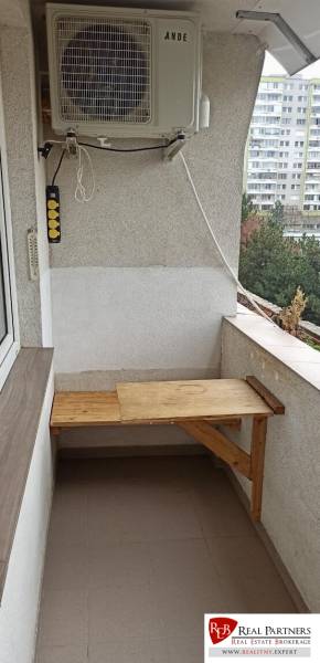 Balkon v 2-pokojovém bytě na Pečnianské ulici, Bratislava - Petržalka, s klimatizací.