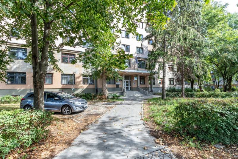 Budova obklopená zelení na Tomášikově ulici, Košice - městská část Sever, kanceláře.