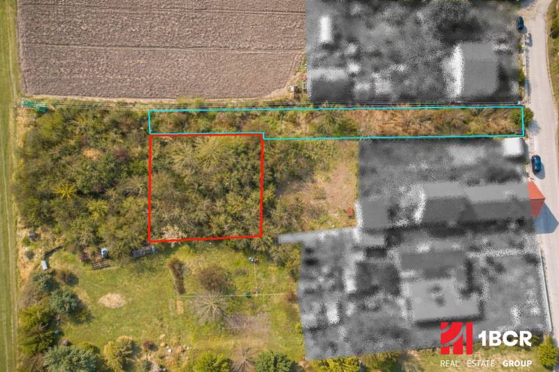 Letecký pohled na pozemky na bydlení v lokalitě Malá Paka, Velká Paka s okolní zelení.