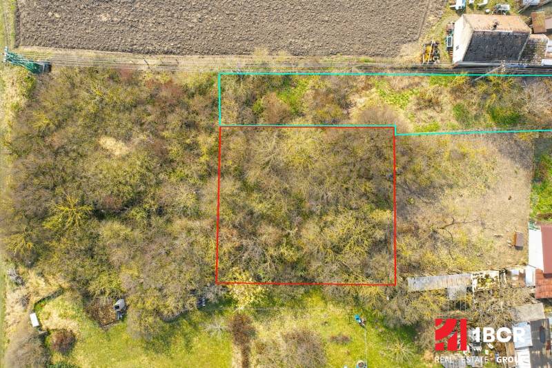 Letecký pohled na pozemky na bydlení v Malých Pakách, Velká Paka.