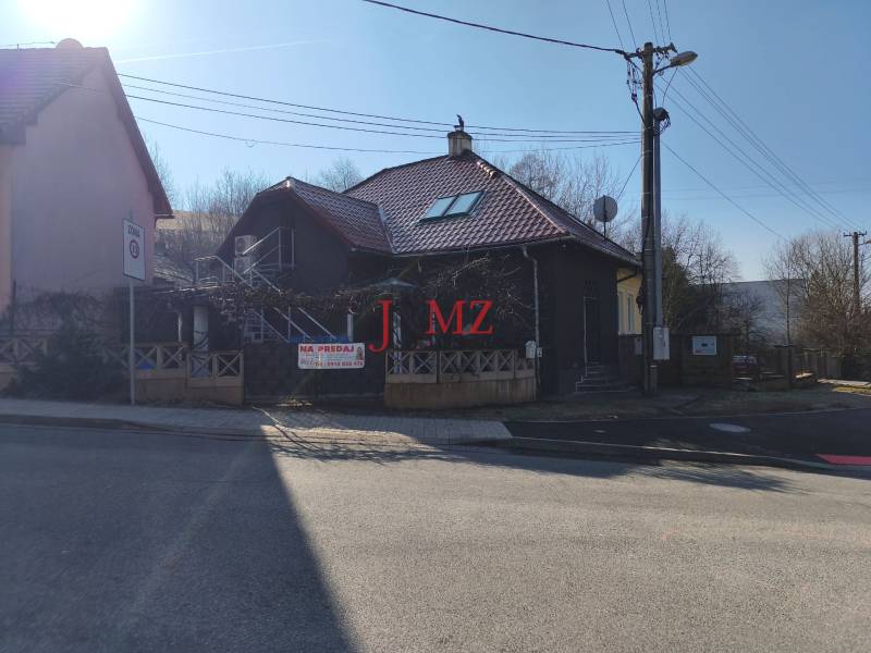 Rodinný dům na Rudlovské cestě v Banské Bystrici s tabulí 