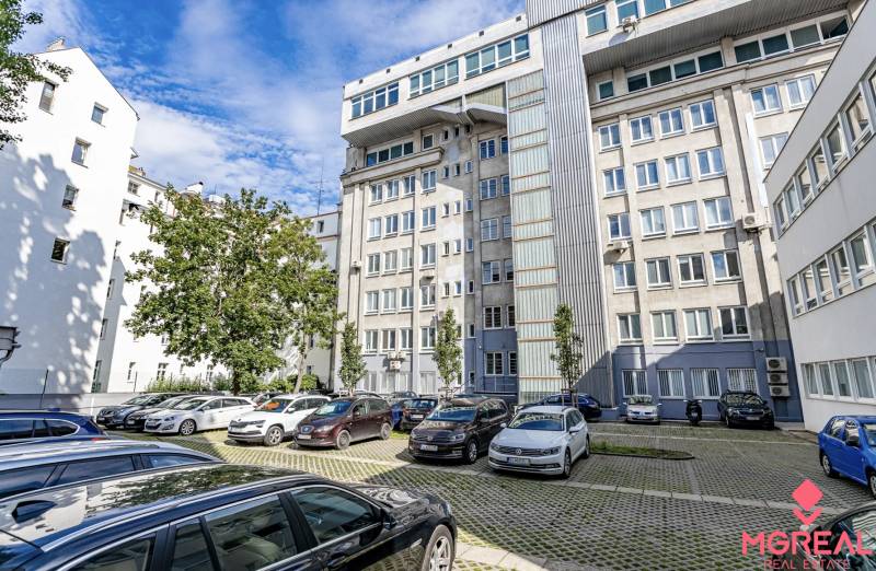 Parkoviště u kanceláří na Gajově ulici v Bratislavě - Starém Městě.