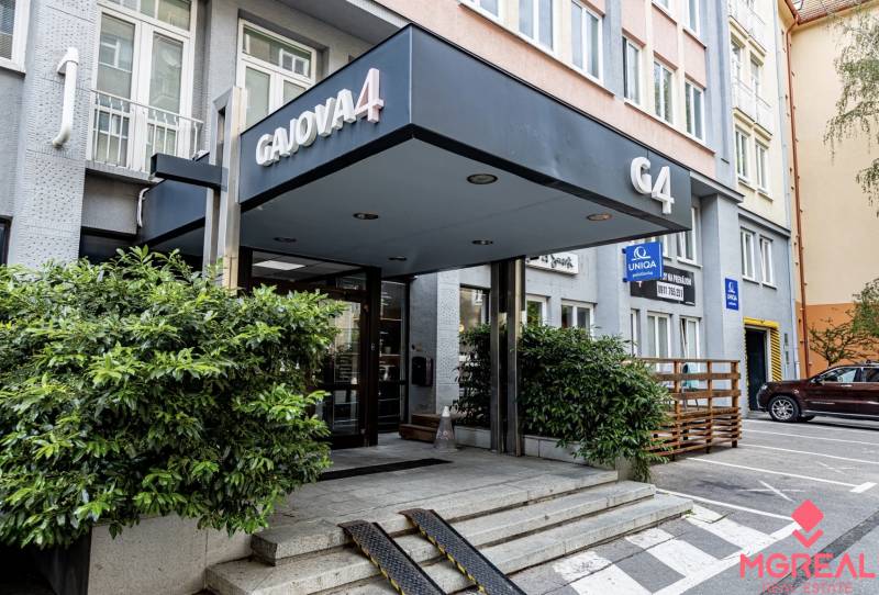 Exteriér budovy s kancelářemi na ulici Gajova v Bratislavě - Staré Město.