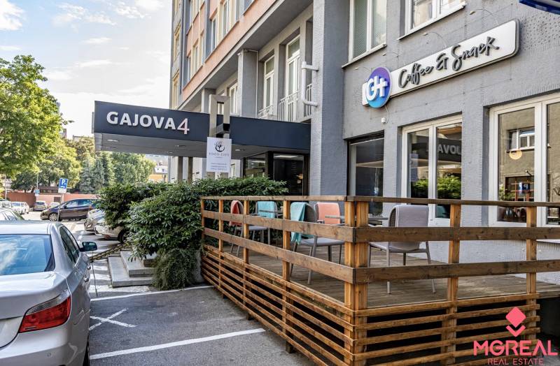 Exteriér kanceláří na Gajově ulici v Bratislavě - Starém Městě s terasou a parkováním.