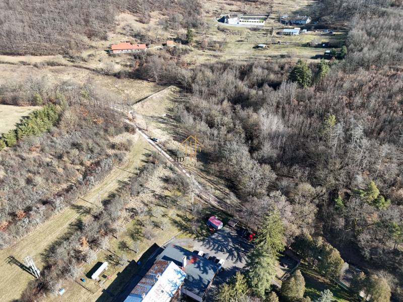 Letecký pohled na zalesněné pozemky k bydlení v Krupině.