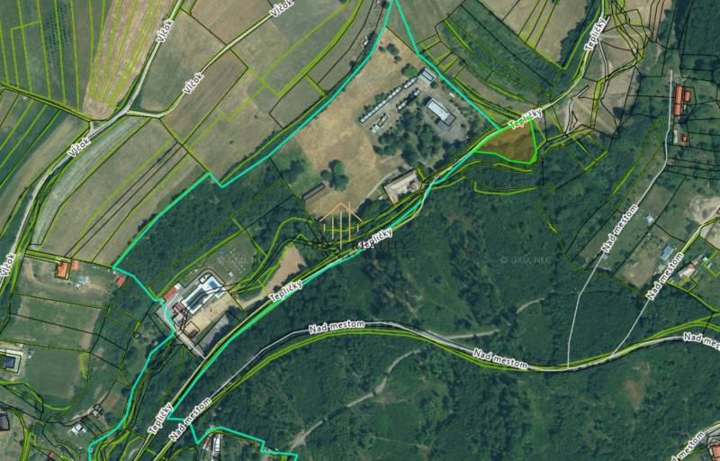 Letecký pohled na Pozemky - bydlení v okolí Krupiny s viditelnými cestami a parcelami.