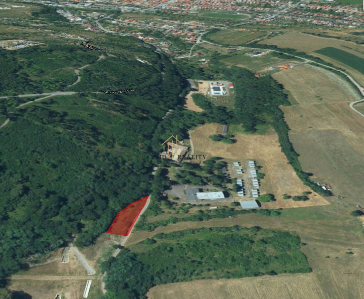 Letecký pohled na pozemky - bydlení v Krupině s okolní přírodou.