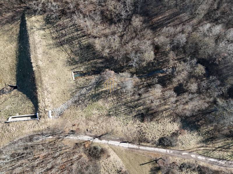 Letecký pohled na louky a lesy v okolí Krupiny vhodné pro pozemky - bydlení.