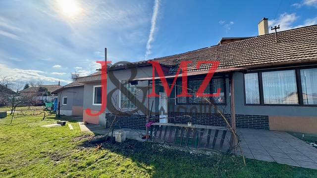 Rodinný dům v Mýtných Ludanoch s udržovanou zahradou a sluneční terasou.