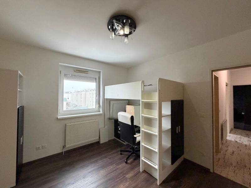 Dětský pokoj ve 3-pokojovém bytě s patrovou postelí a podlahou s dřevěným dekorem.