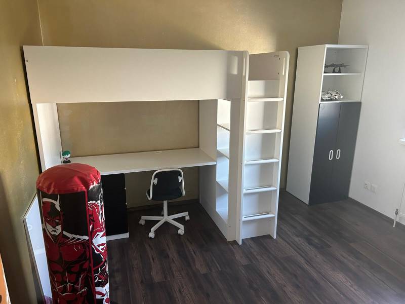 Dětský pokoj s patrovou postelí, psacím stolem a skříní ve 3-pokojovém bytě.