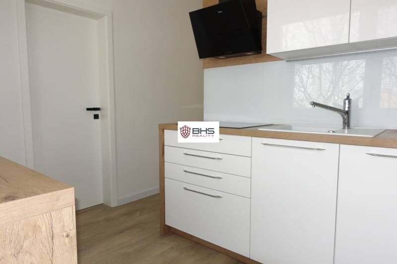 Kuchyňská linka s podlahou s dřevěným dekorem ve 3pokojovém bytě.