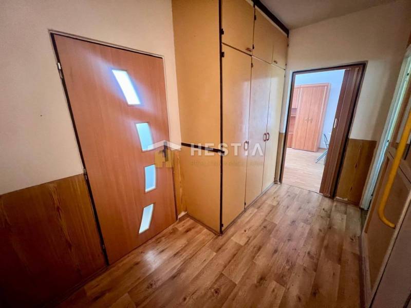 Chodba s vestavěnými skříněmi a dveřmi ve 3pokojovém bytě.