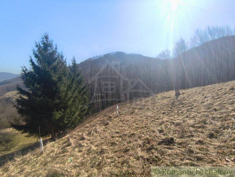 Slunný pozemek v Zahradách Nová Baňa obklopený lesy a horami.