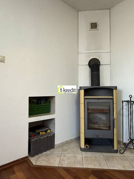 Krb v rohu obývacího pokoje s podlahou s dřevěným dekorem v 2-pokojovém bytě.