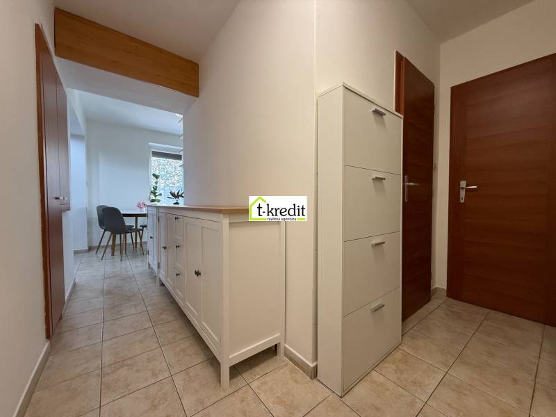 Chodba se skříňkami a výhledem na jídelní stůl v 2pokojovém bytě.