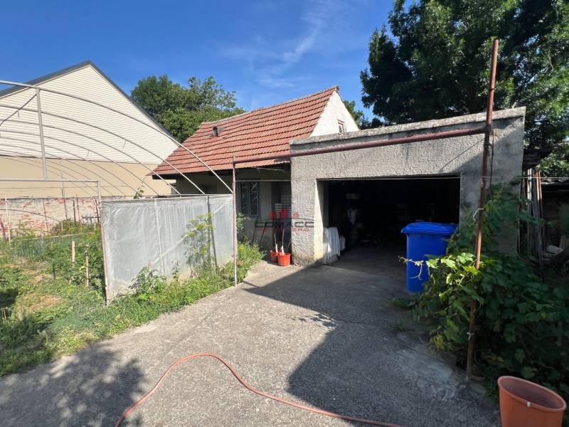 Rodinný dům v Drahovcích na ulici Drahovce s přístřeškem a zahradou.