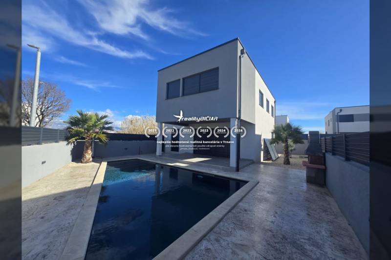 Vila v Zukve, Vrsi s bazénem a palmou na dvoře.