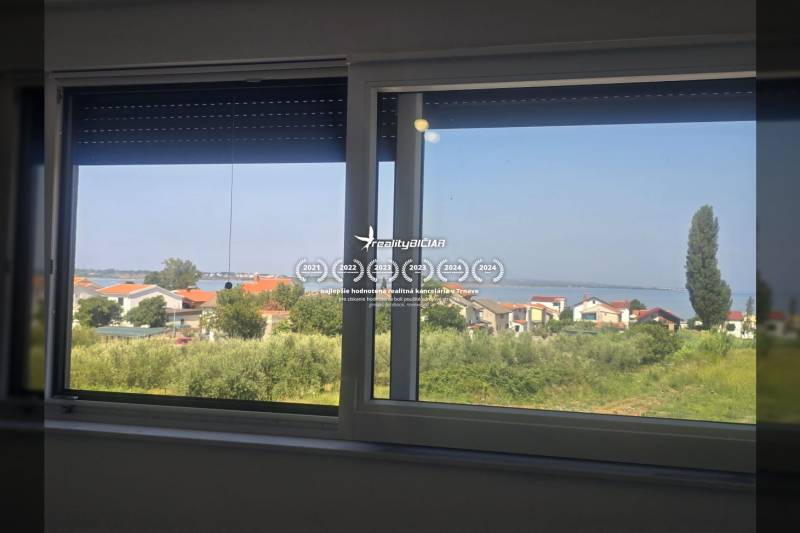 Výhled z Vily na Zukve ve Vrsi nabízí pohled na střechy a pobřeží.