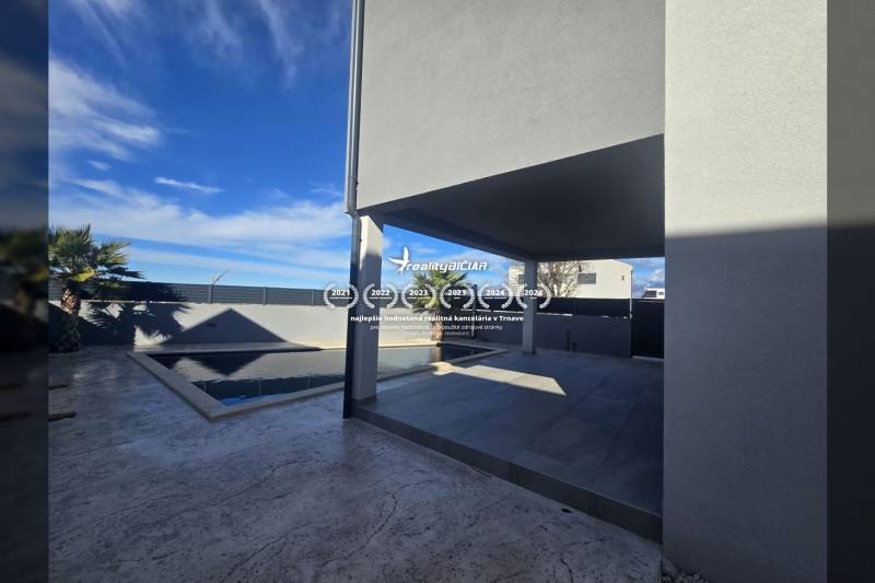 Vila na ulici Zukve, Vrsi, s terasou a bazénem obklopená palmami.