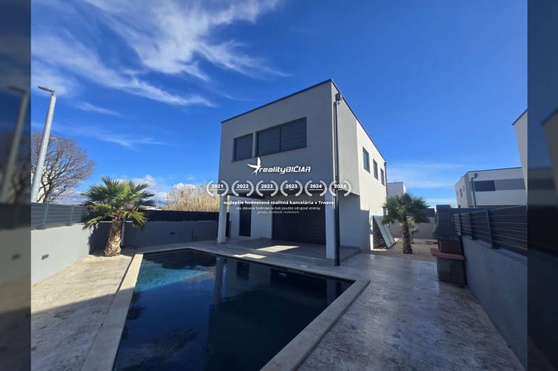 Vila na ulici Zukve ve Vrsi, s bazénem a moderními architektonickými liniemi.