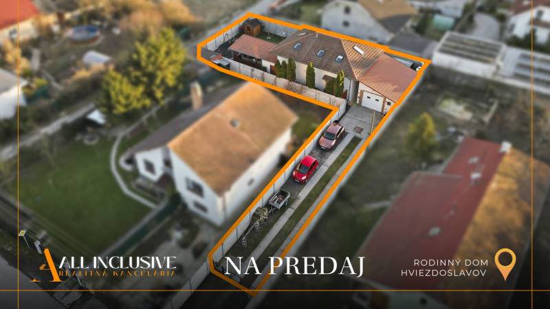 Rodinný dům v Hviezdoslavově nabízí prostorné parkování a upravenou zahradu s altánkem.