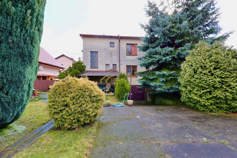 Zahrada rodinného domu na Kalinčiakově ulici v Michalovcích s upravenou zelení a terasou.