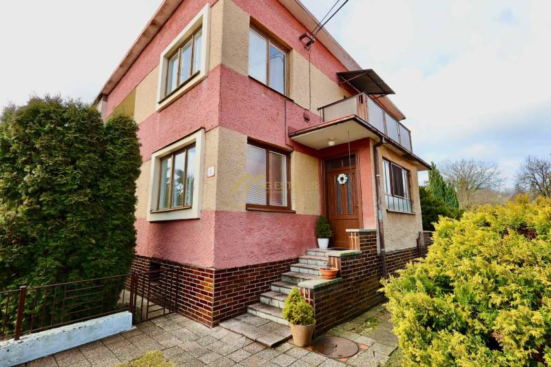 Rodinný dům na Kalinčiakově ulici v Michalovcích se schodištěm a zahradou.