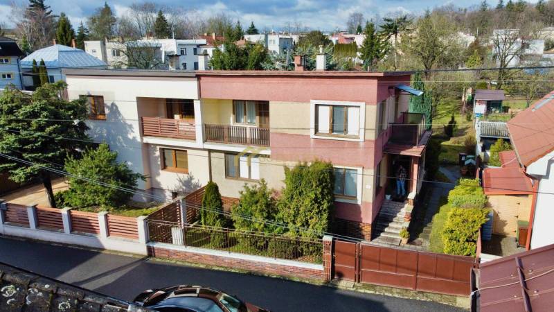 Rodinný dům na Kalinčiakově ulici v Michalovcích, s upravenou předzahrádkou a dřevěným plotem.