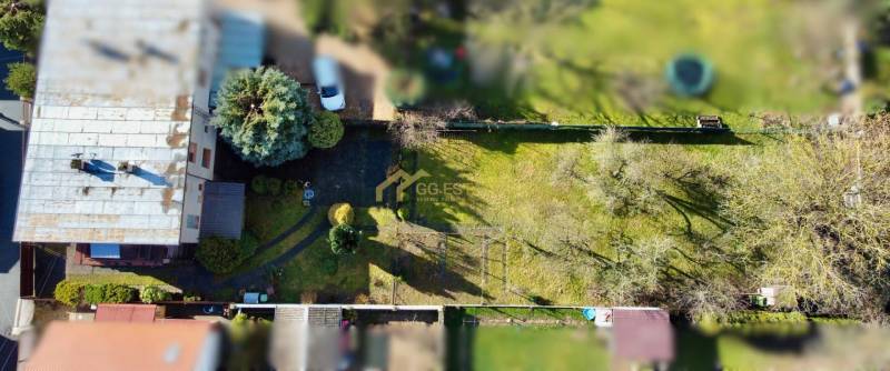 Rodinný dům na ulici Kalinčiaka v Michalovcích s rozsáhlým trávníkem a stromy.