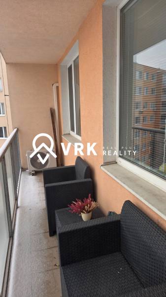 Balkon s ratanovým nábytkem u bytu na Humenské ulici, Košice - městská část Západ.