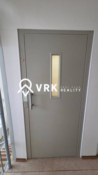 Světle šedé dveře výtahu v bytovém domě na Humenské v Košicích, městská část Západ.