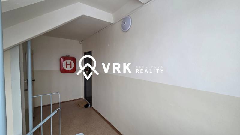 Chodba k 3pokojovému bytu s požárním hydrantem a světlem.