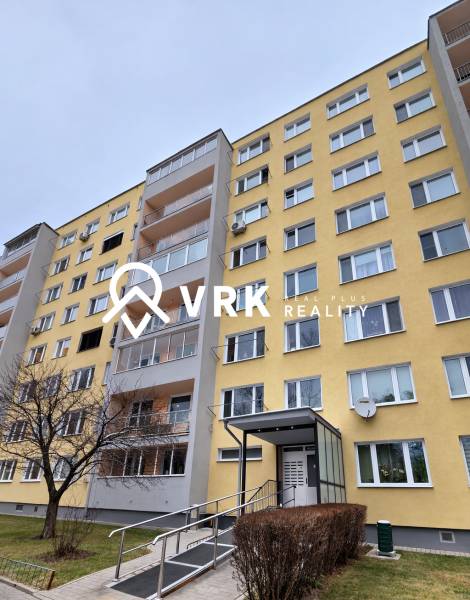 Bytový dům na Humenské, Košice - městská část Západ. Vchod se zábradlím a prosklením.