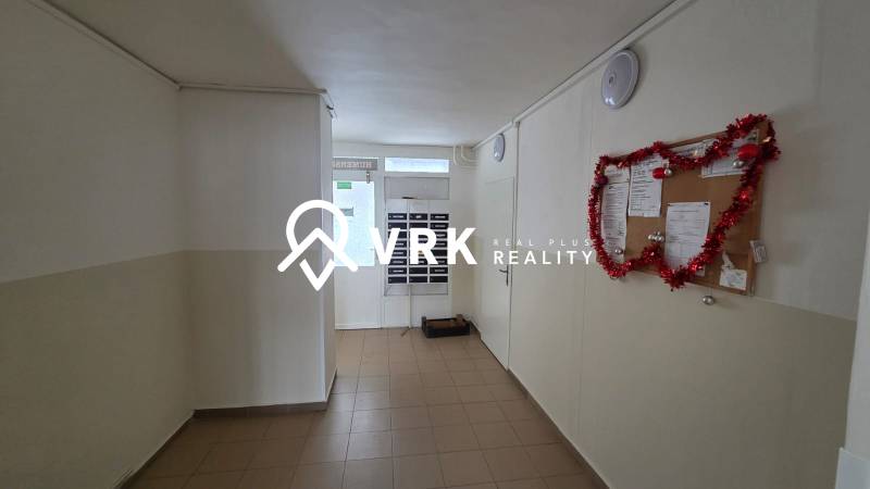 Chodba s poštovními schránkami a nástěnkou, Humenská ulice, Košice - městská část Západ.