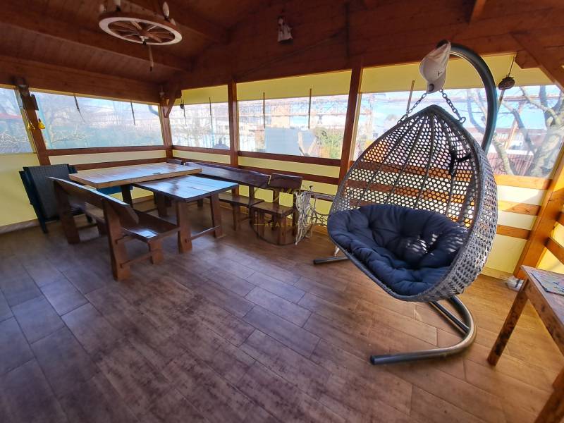 Oáza klidu se závěsným křeslem a dřevěným nábytkem na podlaze s dřevěným dekorem v Zahradách.