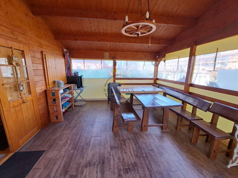 Dřevěný altán s lavicemi a stolem, podlaha s dřevěným dekorem, Zahrady.