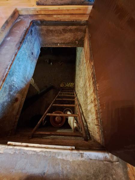 Pohled na sklepní otvor se schůdky v interiéru na Zahradách.