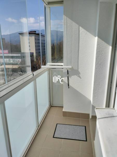 Zasklený balkon s výhledem na město MartinJilemnického ve 2-pokojovém bytě.