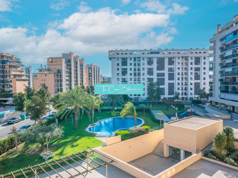 Výhled na obytné budovy a bazén v Alicante, 2pokojový byt.