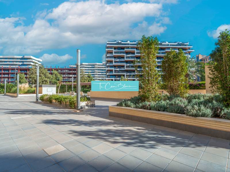 Moderní architektura v Alicante s výhledem na dvoupokojový byt, obklopená zelení.