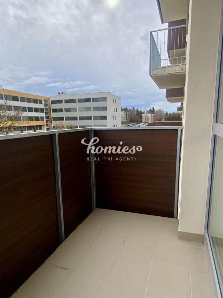 Balkon v 2-pokojovém bytě s výhledem na budovy na Pivovarské ulici v Nitře.