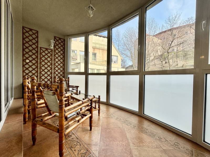 Pro 4pokojový byt je typická zimní zahrada s ratanovým nábytkem a velkými okny.