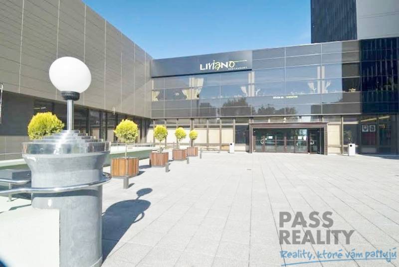 Exteriér kanceláří na Kutlíkově v Bratislavě - Lúky s terasou a zelenými rostlinami.