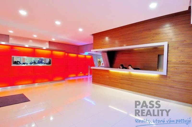 Kanceláře se světlou podlahou a recepcí v dekorativním dřevěném stylu.