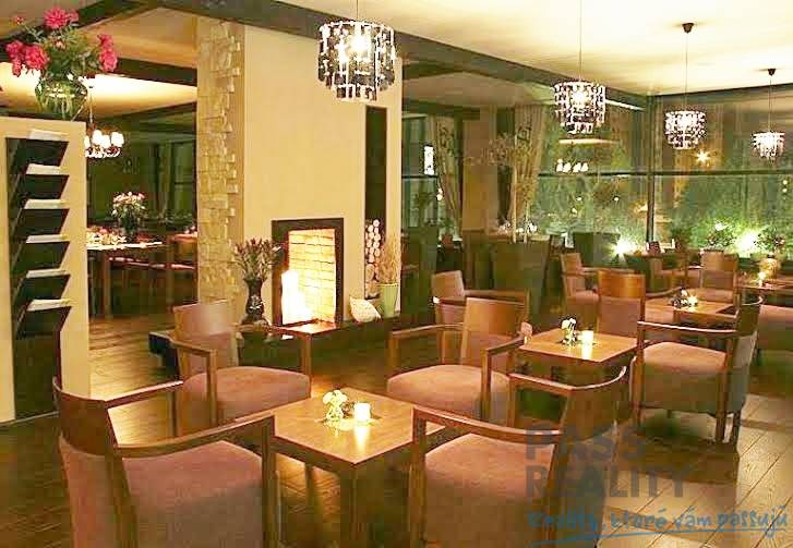 Stylové kanceláře s podlahou s dřevěným dekorem, pohodlným sezením a ambientním osvětlením.