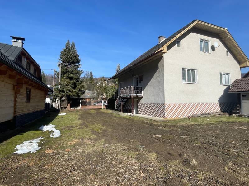 Rodinný dům v Terchové s prostorným dvorem, všude nabízející výhled na přírodu.